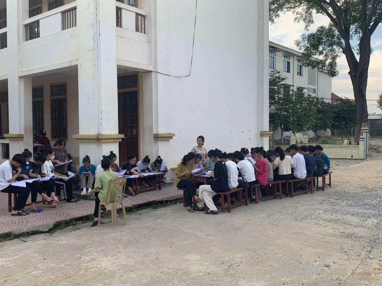 Học sinh nhiều nơi chật vật ôn thi vì mất điện 