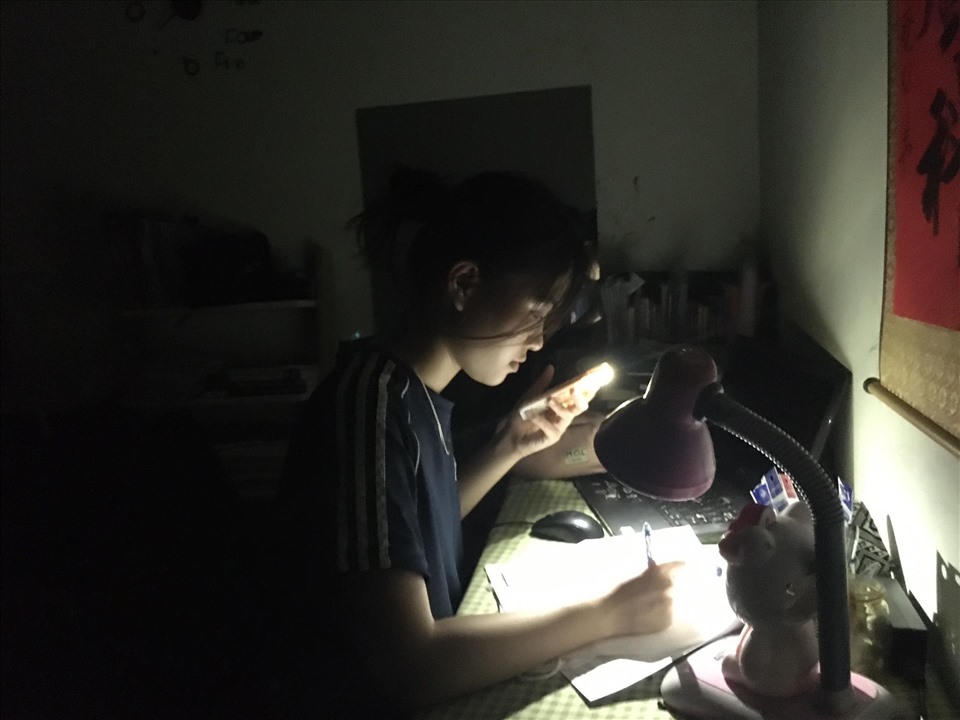 Học sinh nhiều nơi chật vật ôn thi vì mất điện 