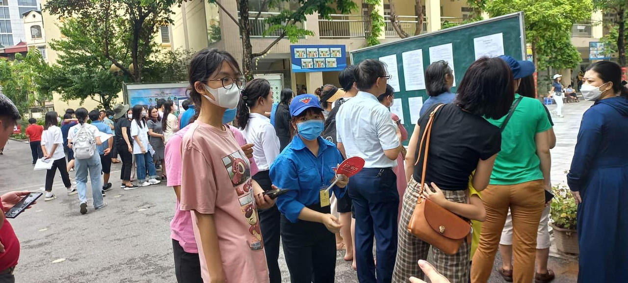 Hơn 100.000 thí sinh Hà Nội bước vào môn thi đầu tiên tranh suất vào 10 công lập