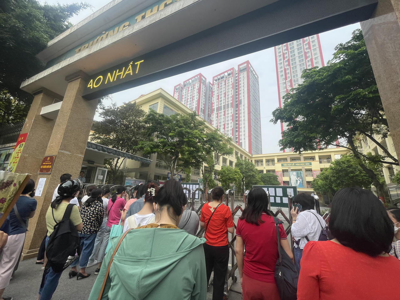 Hơn 100.000 thí sinh Hà Nội bước vào môn thi đầu tiên tranh suất vào 10 công lập