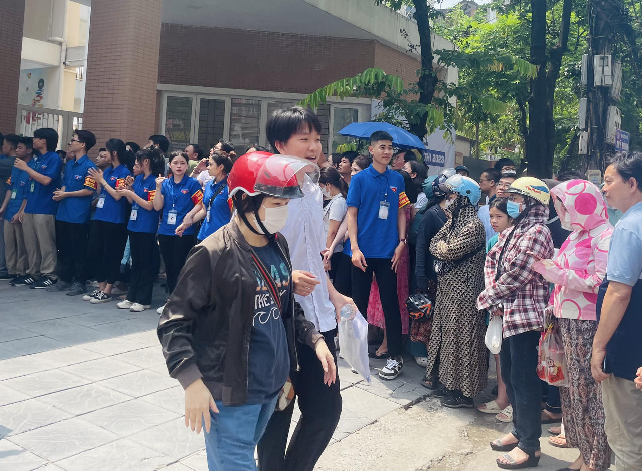 Những ngôi sao xa xôi vào đề thi lớp 10 Hà Nội, thí sinh đánh giá vừa sức