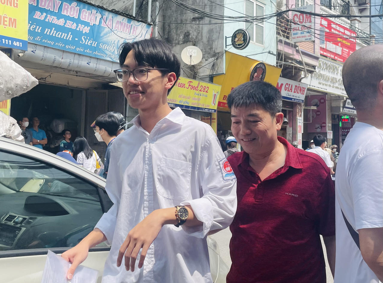 Những ngôi sao xa xôi vào đề thi lớp 10 Hà Nội, thí sinh đánh giá vừa sức