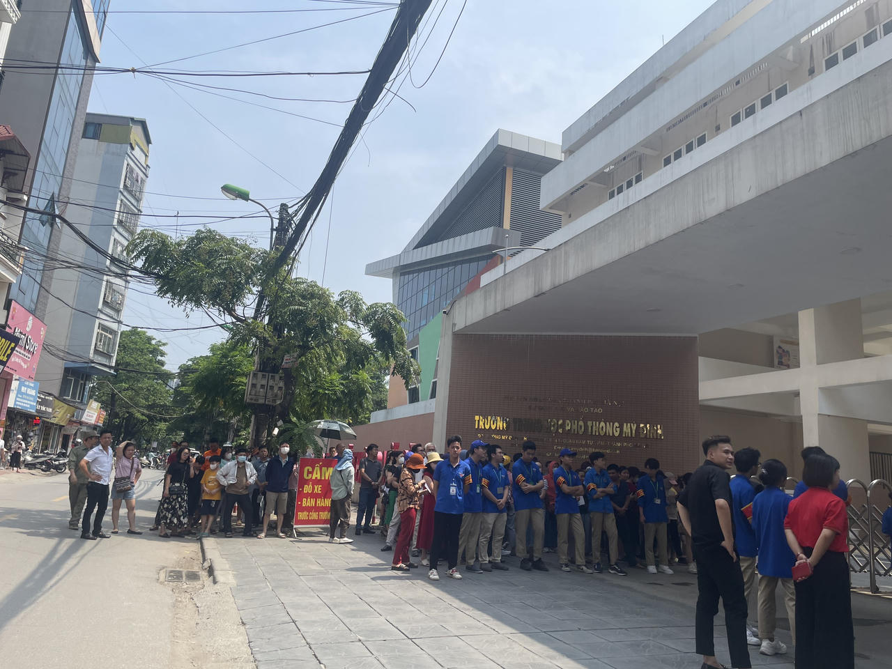 Những ngôi sao xa xôi vào đề thi lớp 10 Hà Nội, thí sinh đánh giá vừa sức