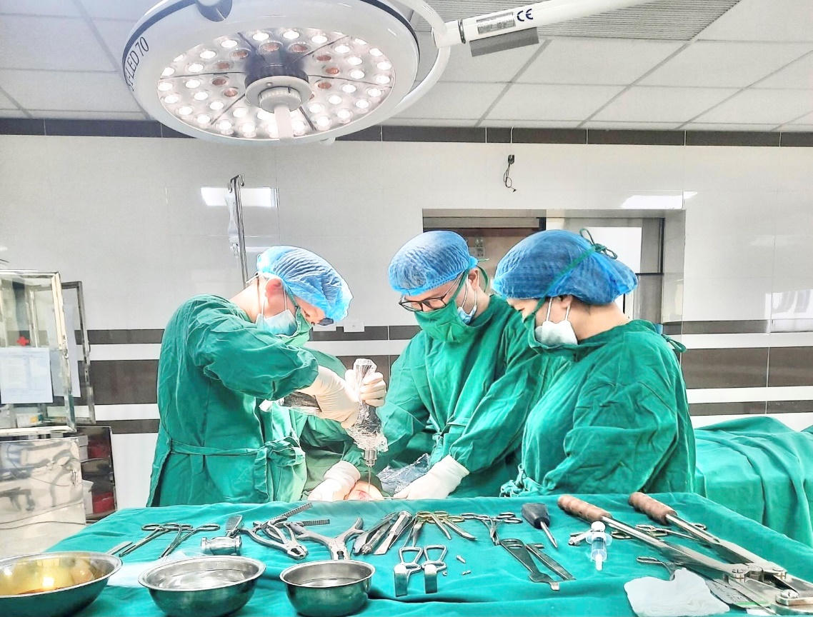 Dùng thuốc nam chữa gãy xương dẫn đến biến dạng cẳng tay 