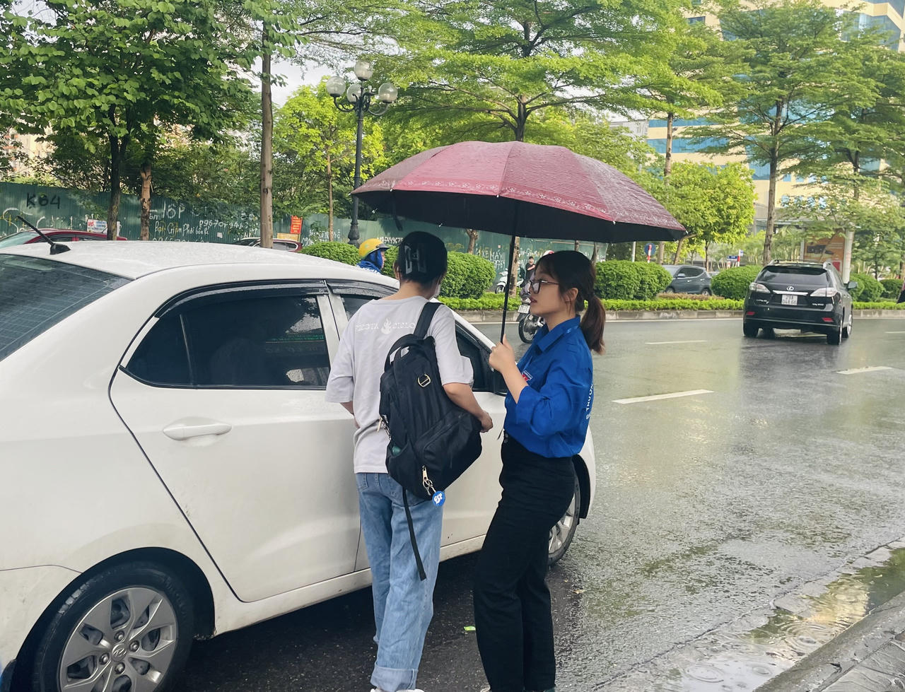 Thí sinh Hà Nội 'đội mưa' đi thi tốt nghiệp THPT môn đầu tiên