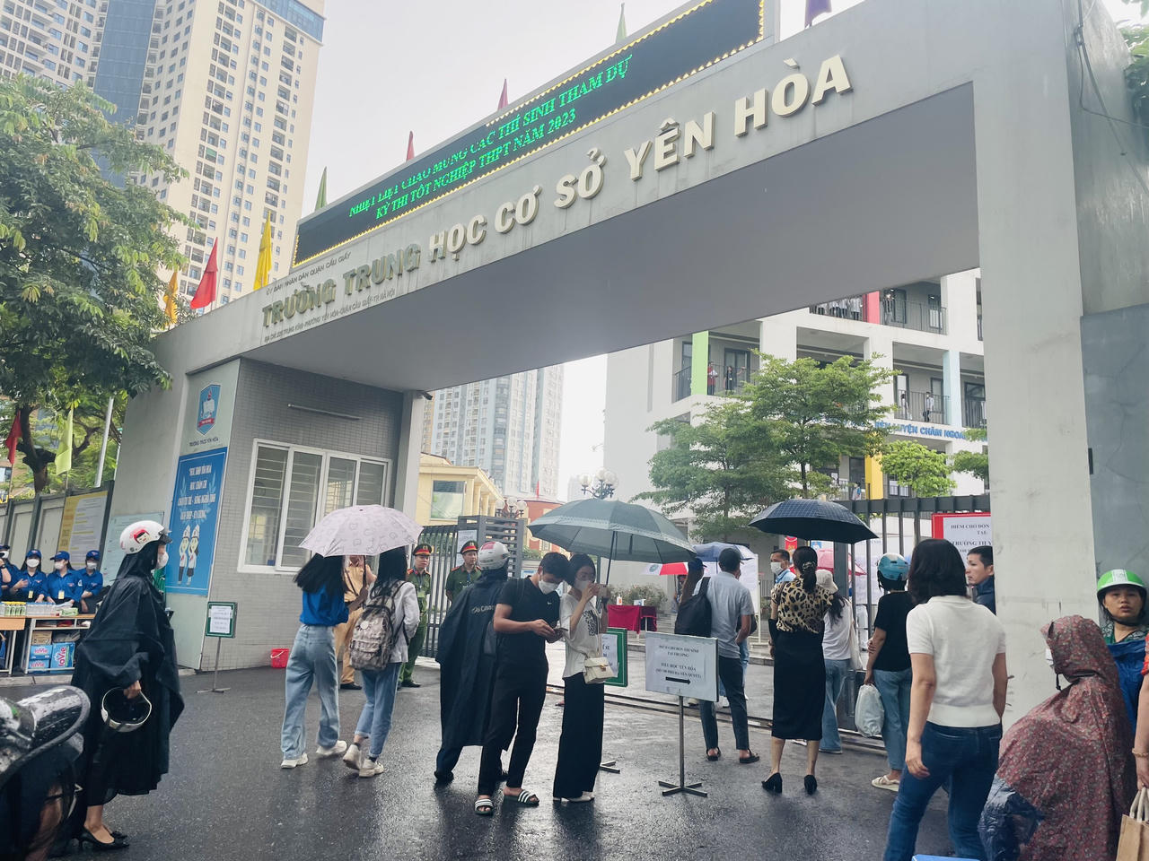 Thí sinh Hà Nội 'đội mưa' đi thi tốt nghiệp THPT môn đầu tiên