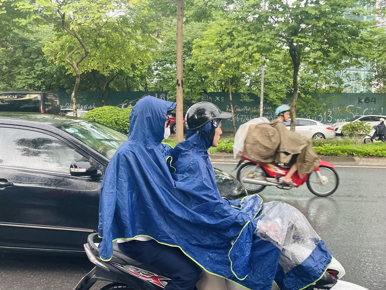 Thí sinh Hà Nội 'đội mưa' đi thi tốt nghiệp THPT môn đầu tiên