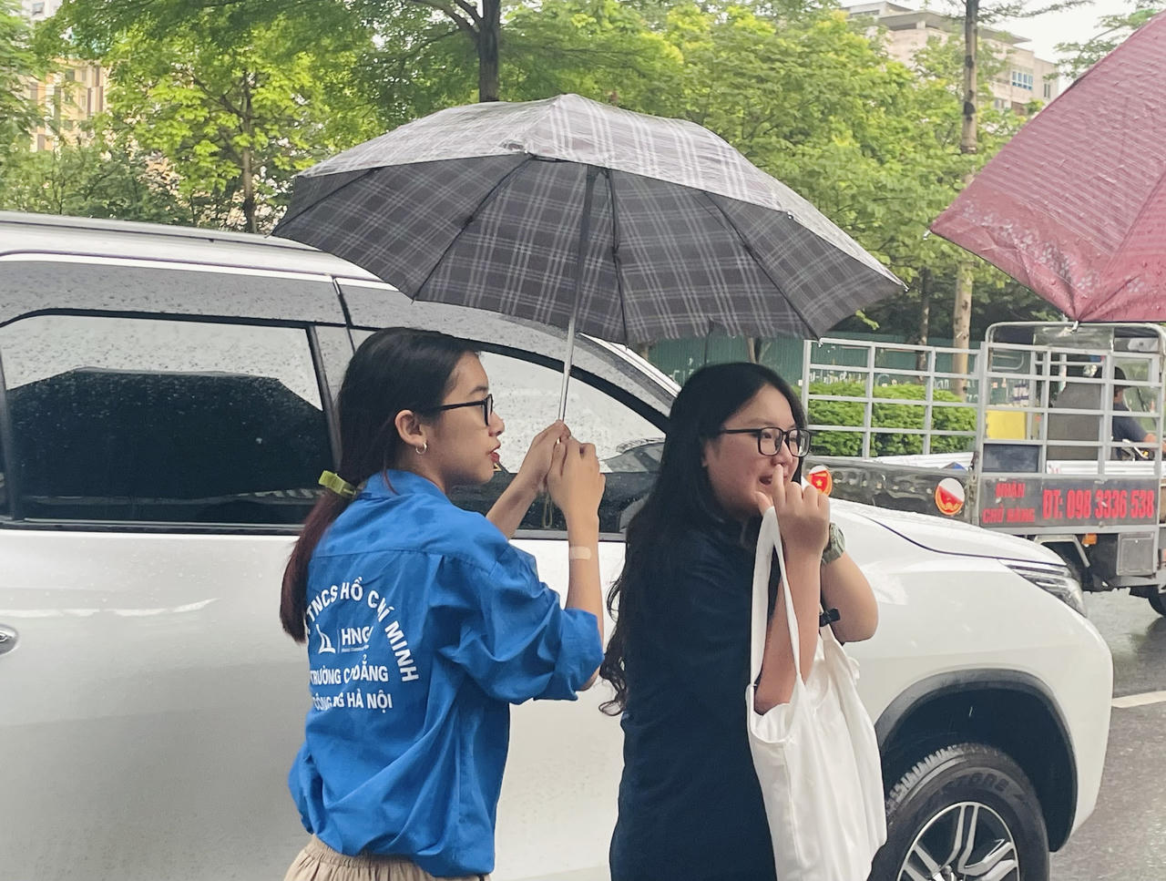 Thí sinh Hà Nội 'đội mưa' đi thi tốt nghiệp THPT môn đầu tiên