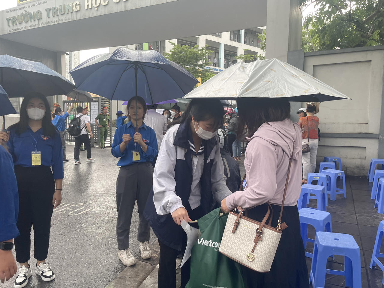 Thí sinh Hà Nội 'đội mưa' đi thi tốt nghiệp THPT môn đầu tiên