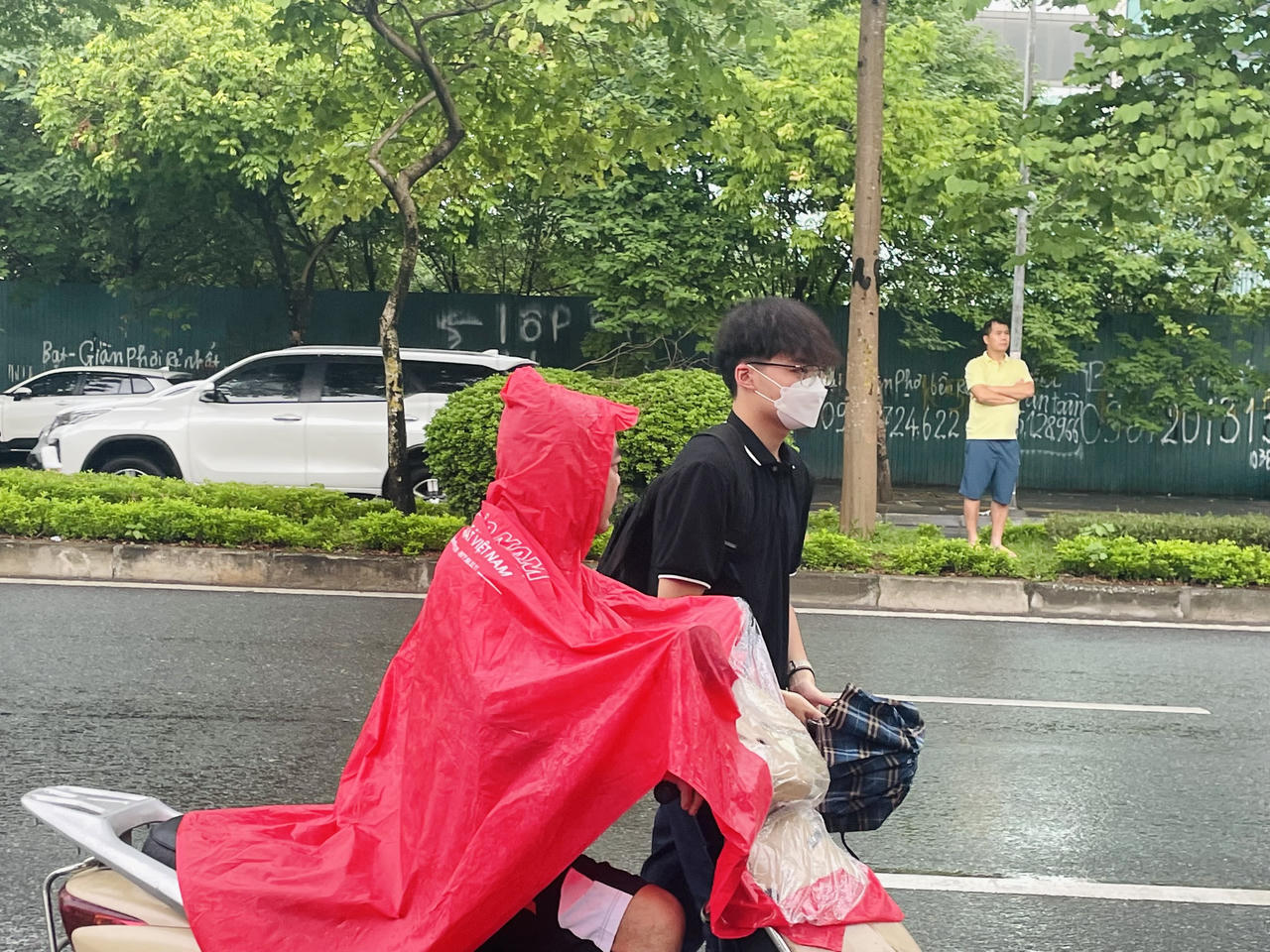 Thí sinh Hà Nội 'đội mưa' đi thi tốt nghiệp THPT môn đầu tiên