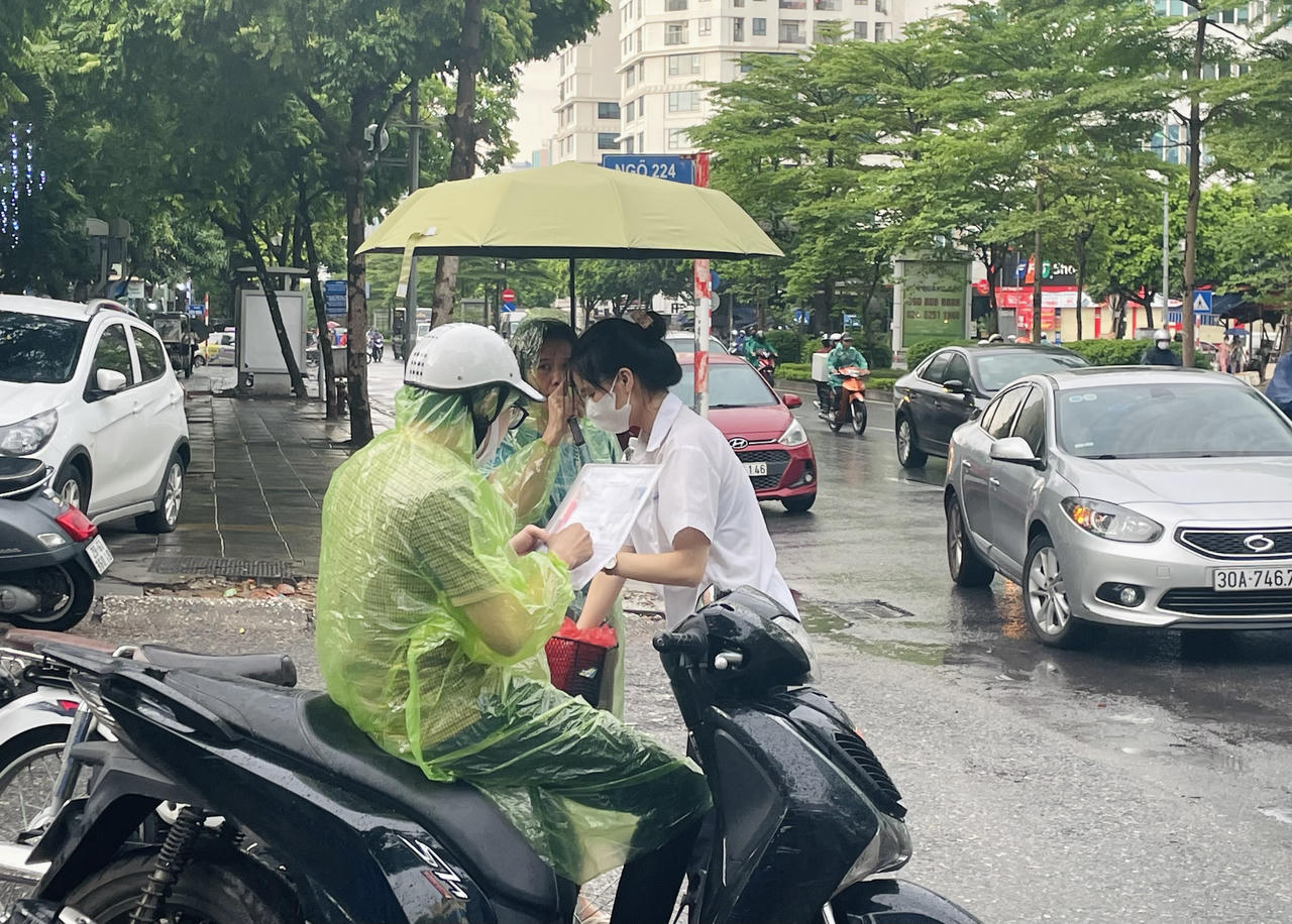 Thí sinh Hà Nội 'đội mưa' đi thi tốt nghiệp THPT môn đầu tiên