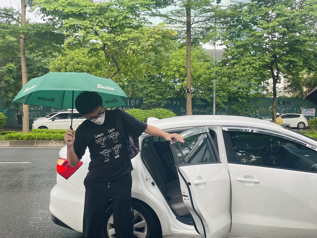 Thí sinh Hà Nội 'đội mưa' đi thi tốt nghiệp THPT môn đầu tiên