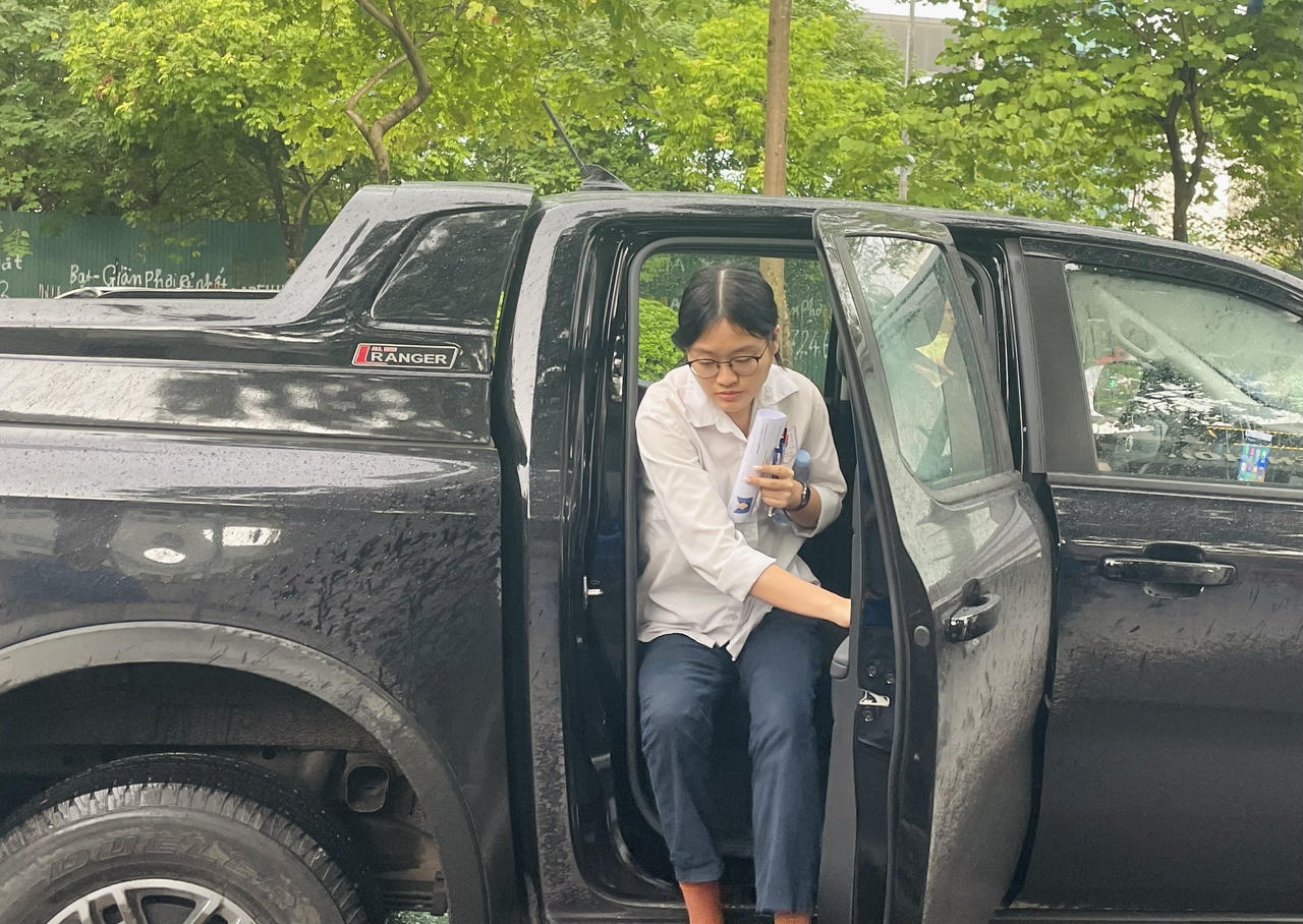 Thí sinh Hà Nội 'đội mưa' đi thi tốt nghiệp THPT môn đầu tiên