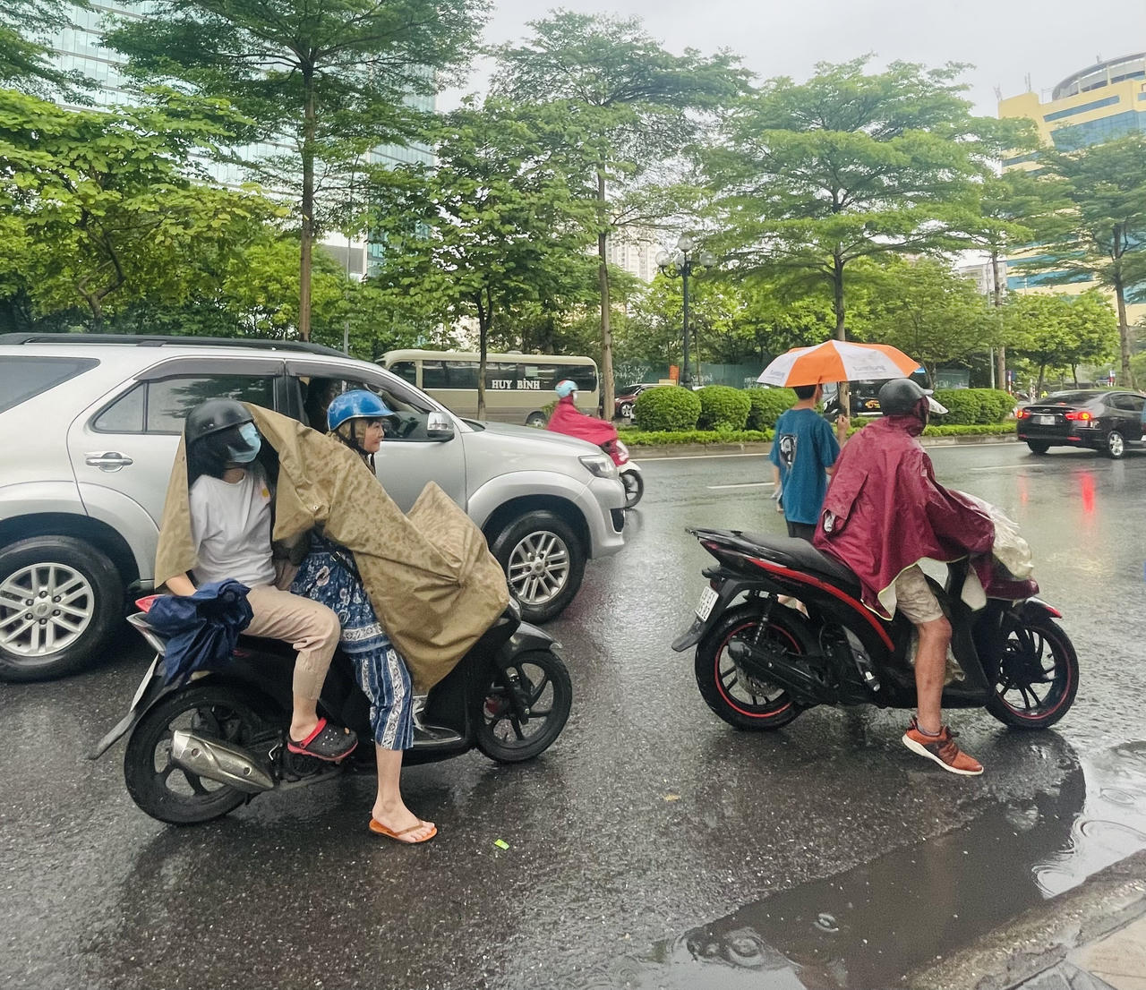 Thí sinh Hà Nội 'đội mưa' đi thi tốt nghiệp THPT môn đầu tiên