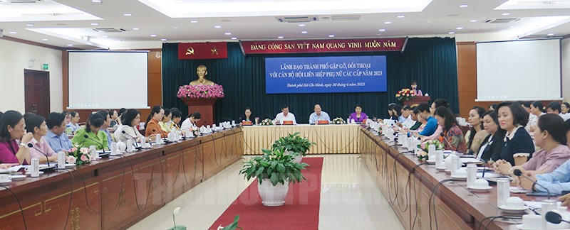 Phụ nữ đừng tự làm khổ mình