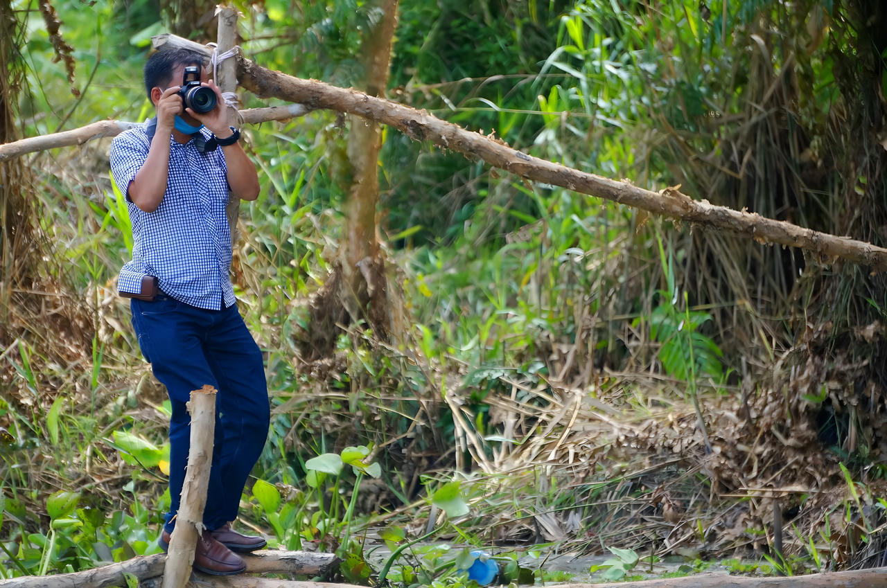 Phóng viên thường trú: Trèo đèo, lội suối, băng rừng để tiếp cận thông tin