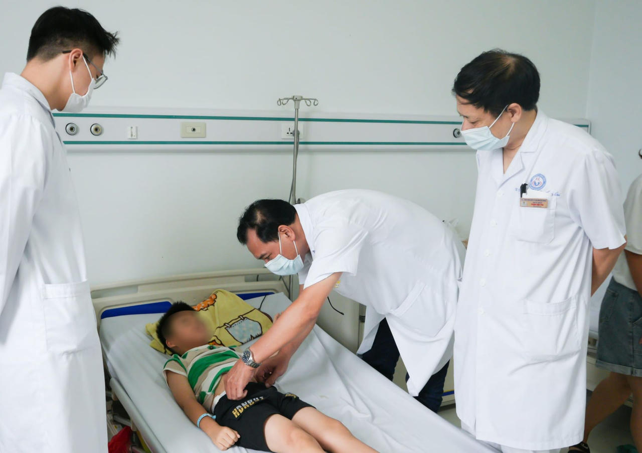 Bé trai 6 tuổi nuốt trọn sợi dây chuyền bạc vào bụng