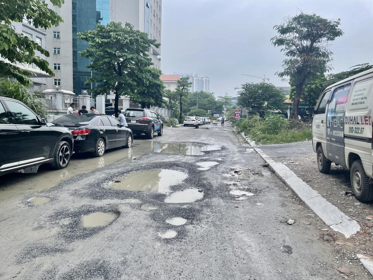 Đường giữa lòng Hà Nội 'nát như tương', người dân nơm nớp lo 'sập bẫy' khi mưa