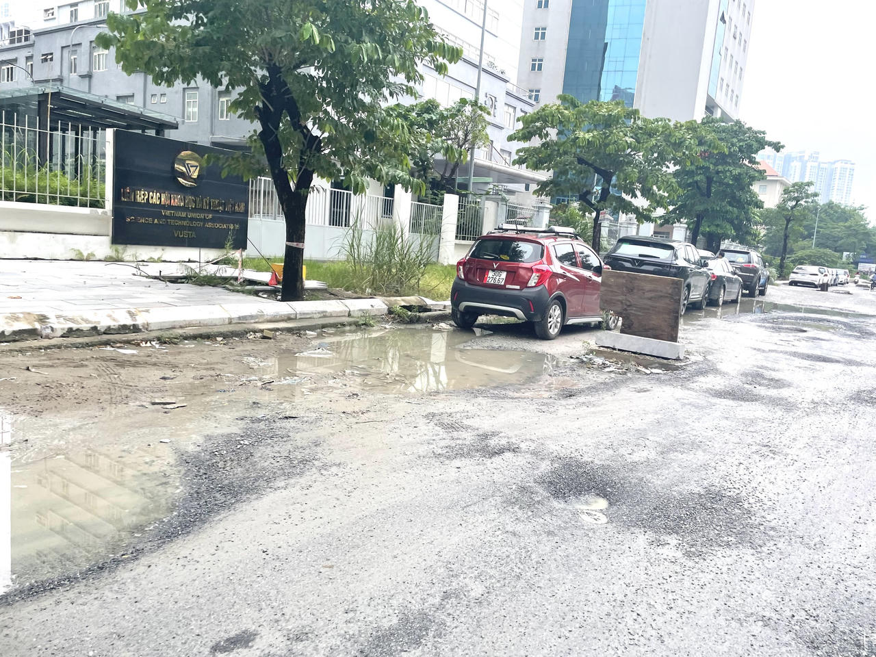 Đường giữa lòng Hà Nội 'nát như tương', người dân nơm nớp lo 'sập bẫy' khi mưa