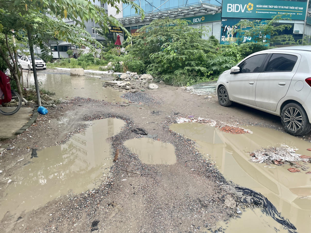 Đường giữa lòng Hà Nội 'nát như tương', người dân nơm nớp lo 'sập bẫy' khi mưa