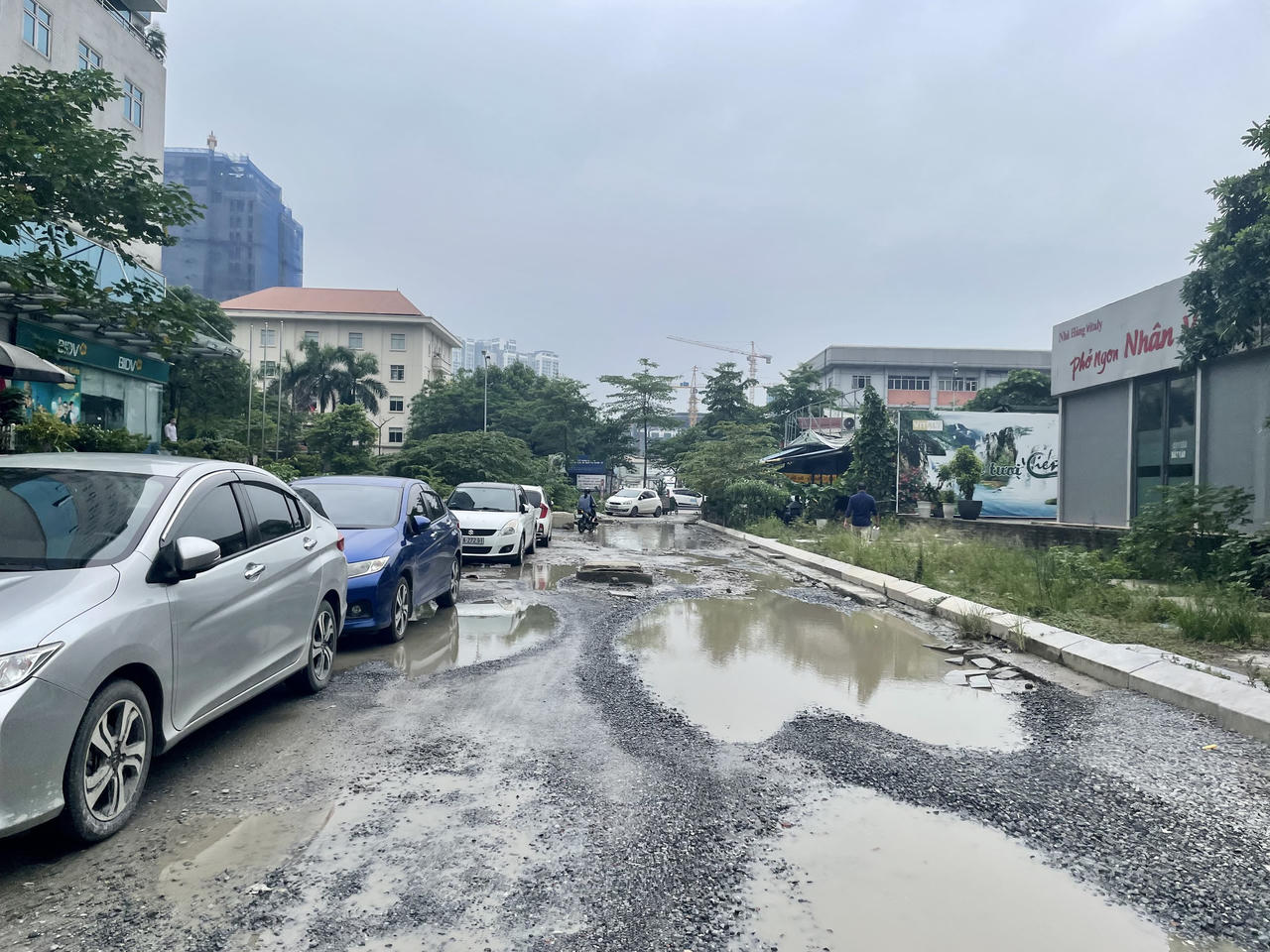 Đường giữa lòng Hà Nội 'nát như tương', người dân nơm nớp lo 'sập bẫy' khi mưa