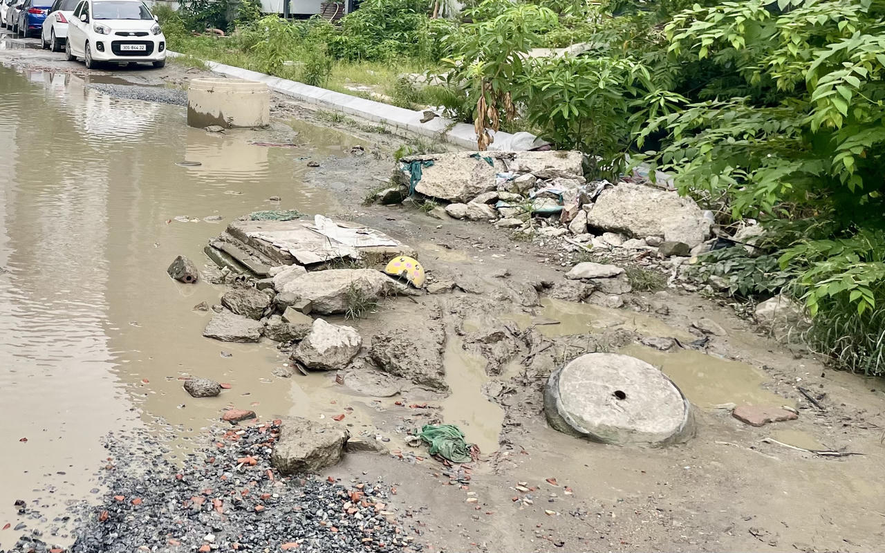 Đường giữa lòng Hà Nội 'nát như tương', người dân nơm nớp lo 'sập bẫy' khi mưa