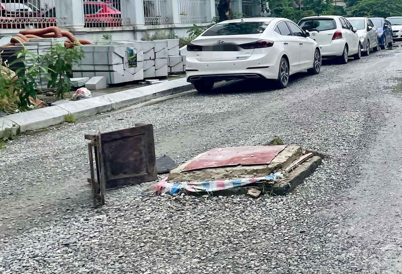 Đường giữa lòng Hà Nội 'nát như tương', người dân nơm nớp lo 'sập bẫy' khi mưa