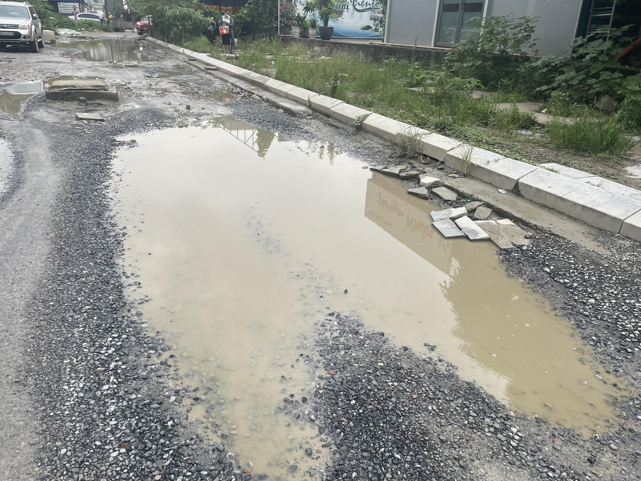 Đường giữa lòng Hà Nội 'nát như tương', người dân nơm nớp lo 'sập bẫy' khi mưa