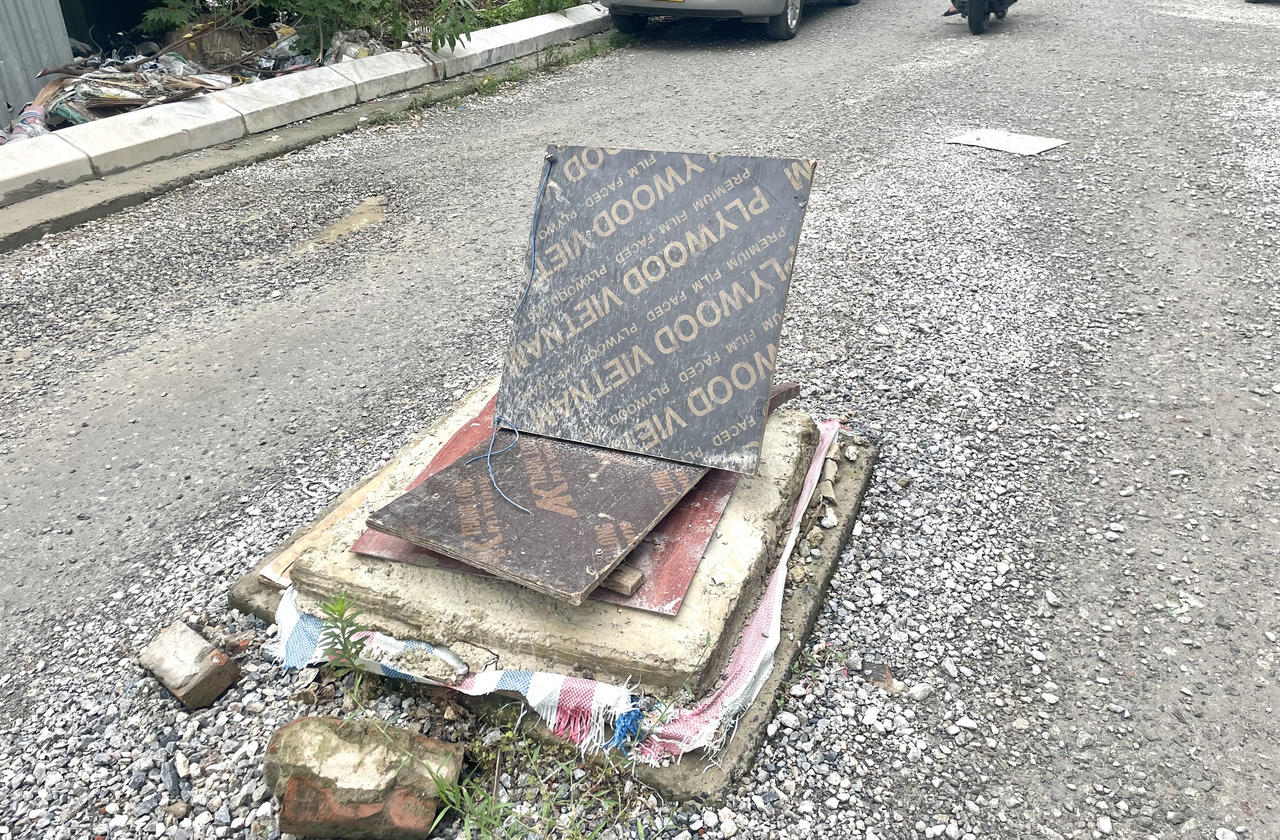 Đường giữa lòng Hà Nội 'nát như tương', người dân nơm nớp lo 'sập bẫy' khi mưa