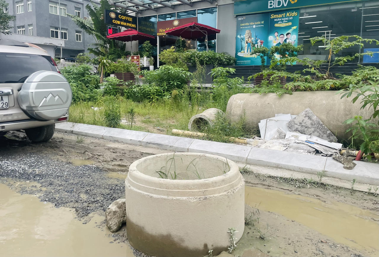 Đường giữa lòng Hà Nội 'nát như tương', người dân nơm nớp lo 'sập bẫy' khi mưa