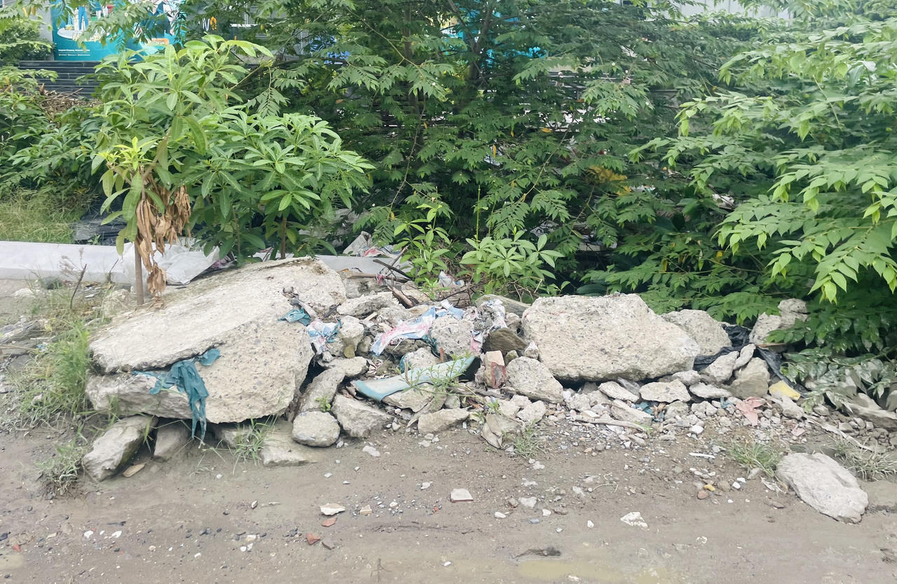 Đường giữa lòng Hà Nội 'nát như tương', người dân nơm nớp lo 'sập bẫy' khi mưa