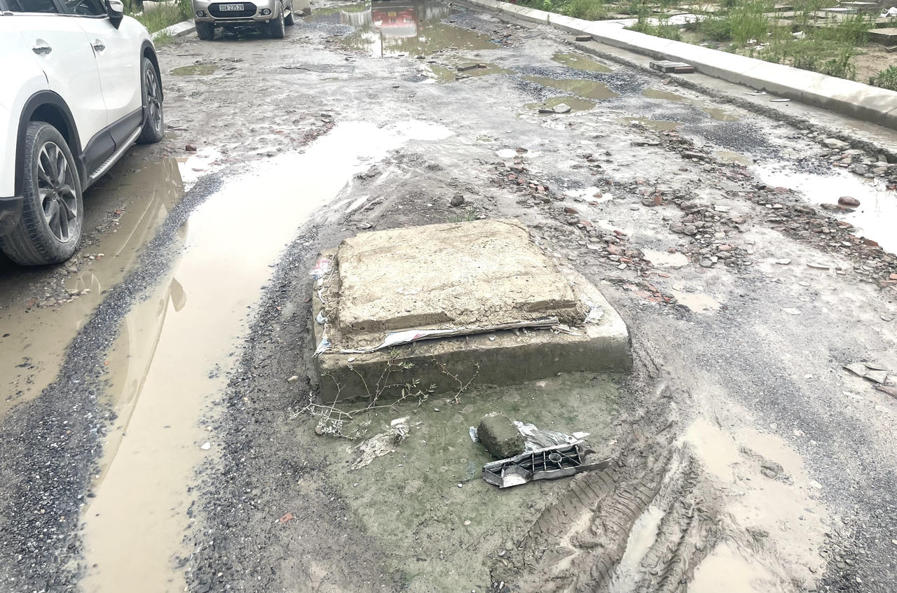 Đường giữa lòng Hà Nội 'nát như tương', người dân nơm nớp lo 'sập bẫy' khi mưa