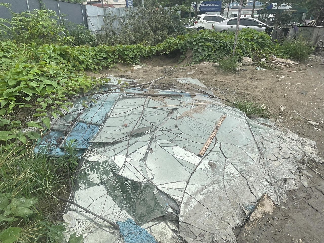 Đường giữa lòng Hà Nội 'nát như tương', người dân nơm nớp lo 'sập bẫy' khi mưa