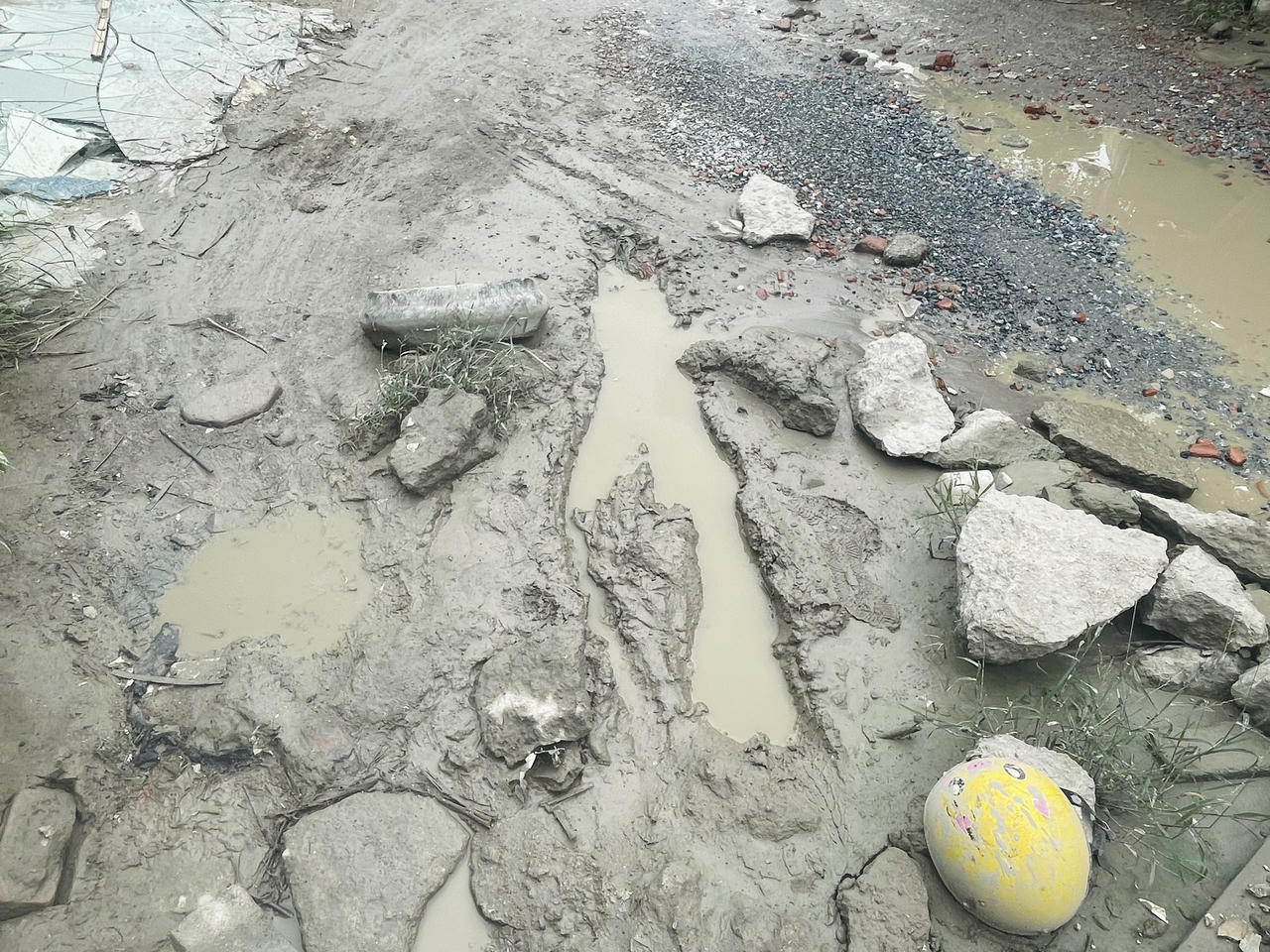 Đường giữa lòng Hà Nội 'nát như tương', người dân nơm nớp lo 'sập bẫy' khi mưa