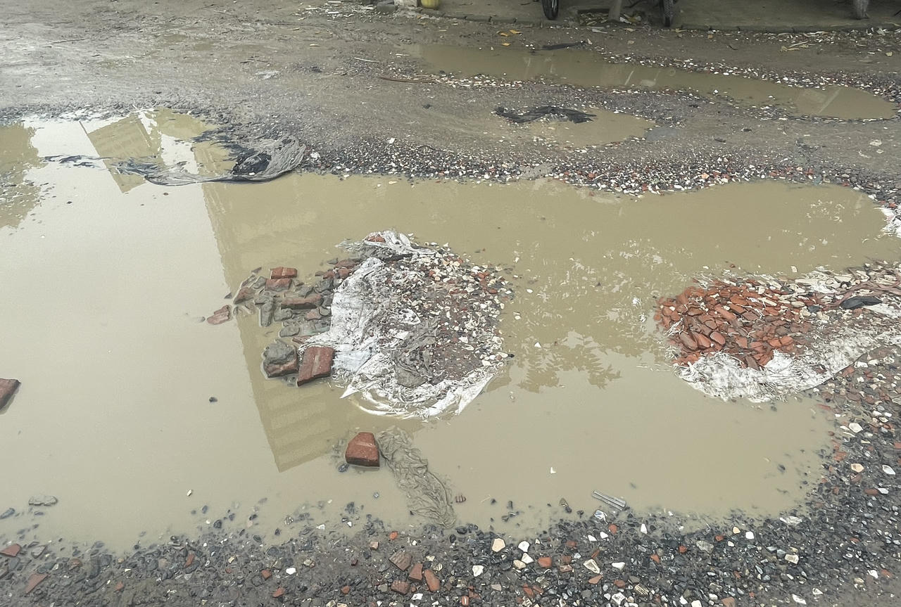 Đường giữa lòng Hà Nội 'nát như tương', người dân nơm nớp lo 'sập bẫy' khi mưa