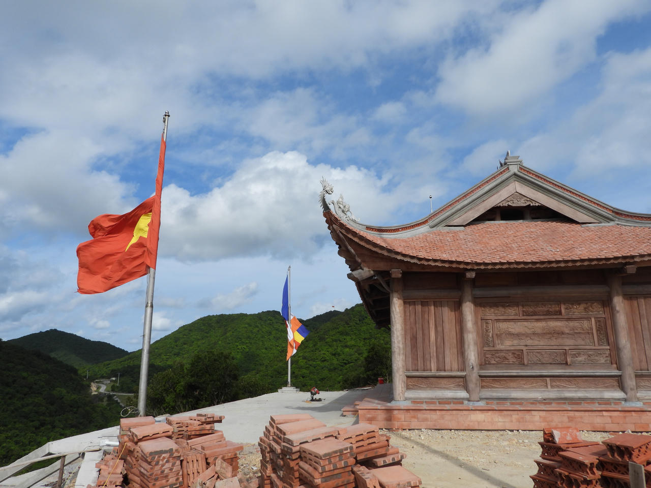 Thiêng liêng những ngôi đền, chùa nơi biên ải