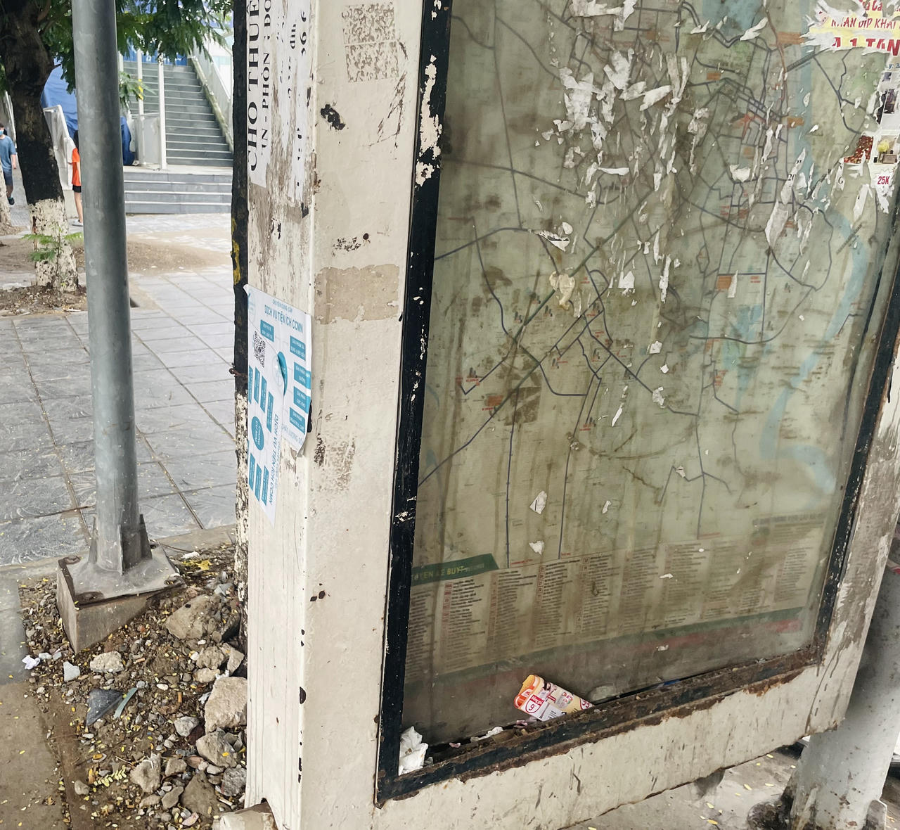 Nhiều nhà chờ xe buýt Hà Nội nhếch nhác, xuống cấp