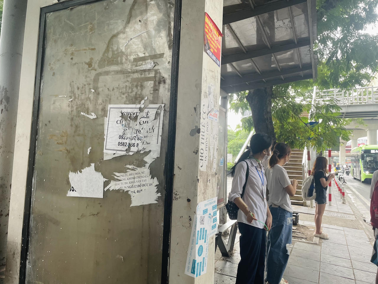 Nhiều nhà chờ xe buýt Hà Nội nhếch nhác, xuống cấp