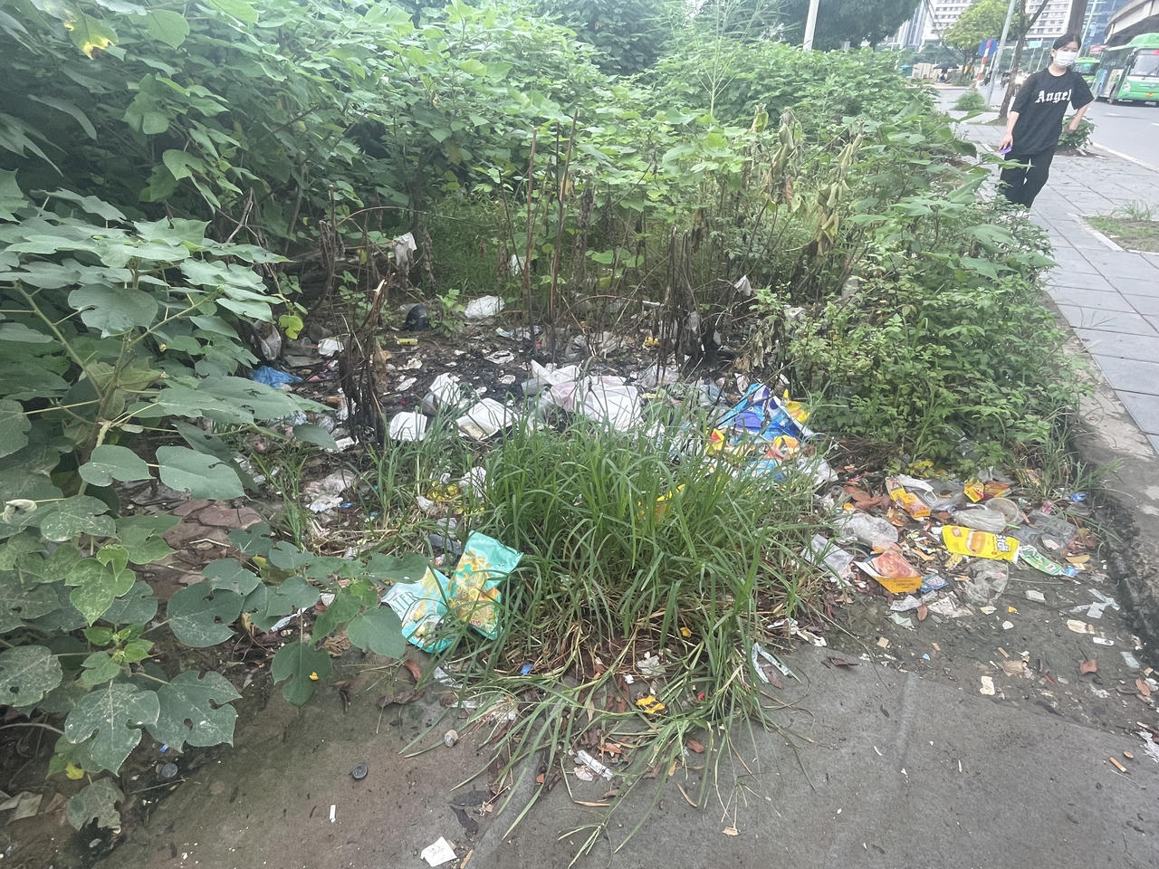 Nhiều nhà chờ xe buýt Hà Nội nhếch nhác, xuống cấp