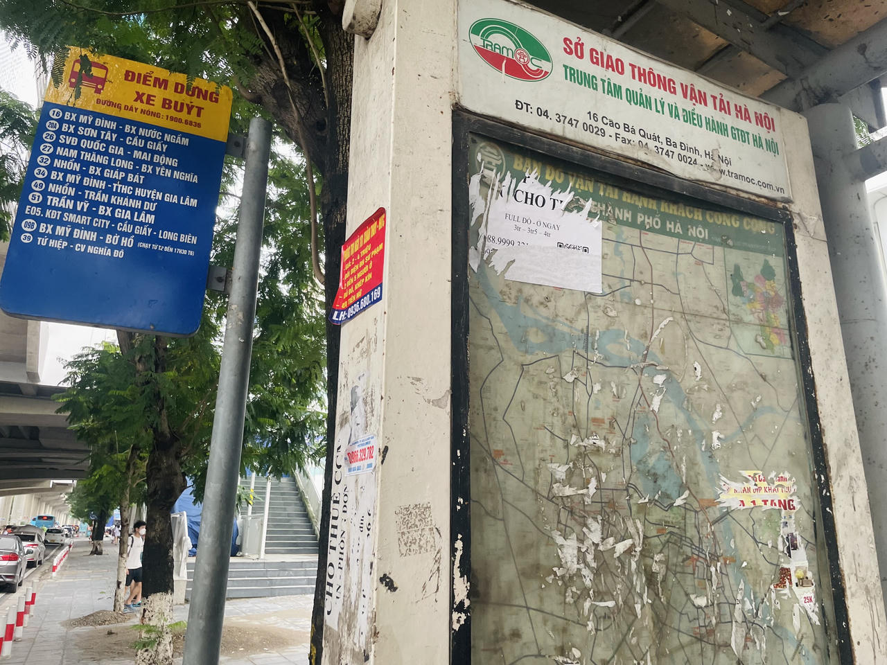 Nhiều nhà chờ xe buýt Hà Nội nhếch nhác, xuống cấp