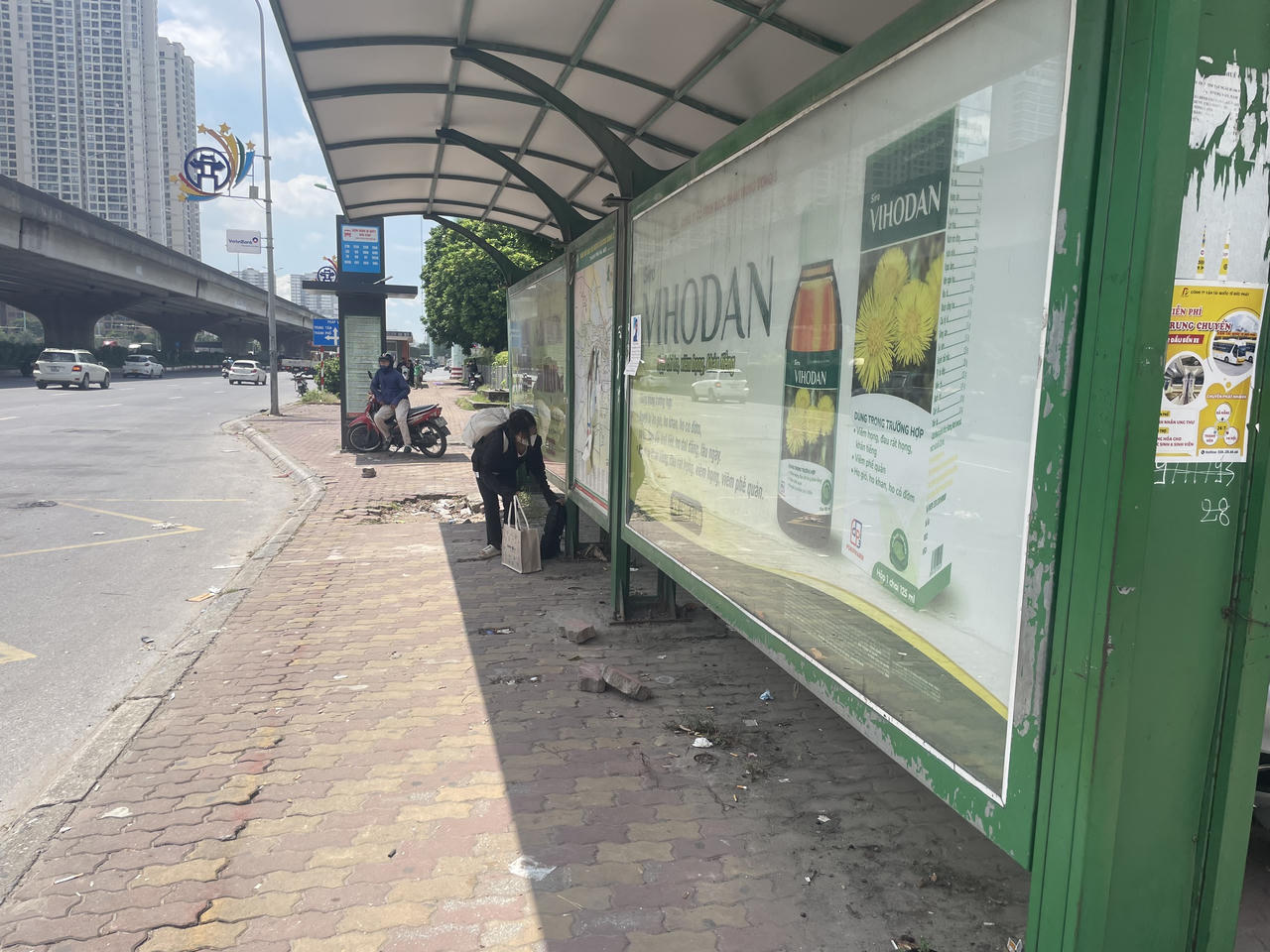 Nhiều nhà chờ xe buýt Hà Nội nhếch nhác, xuống cấp