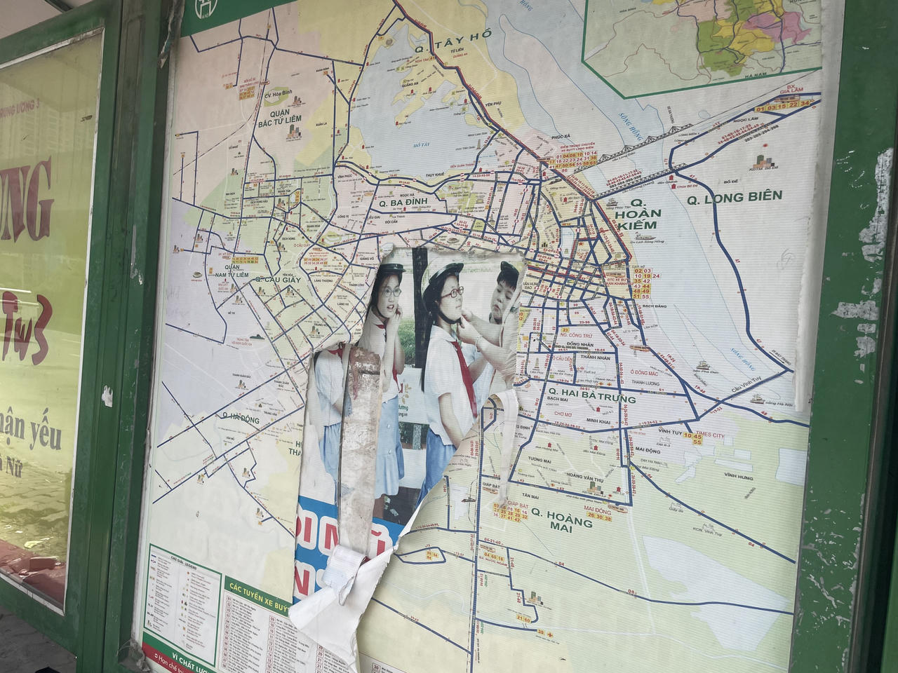 Nhiều nhà chờ xe buýt Hà Nội nhếch nhác, xuống cấp