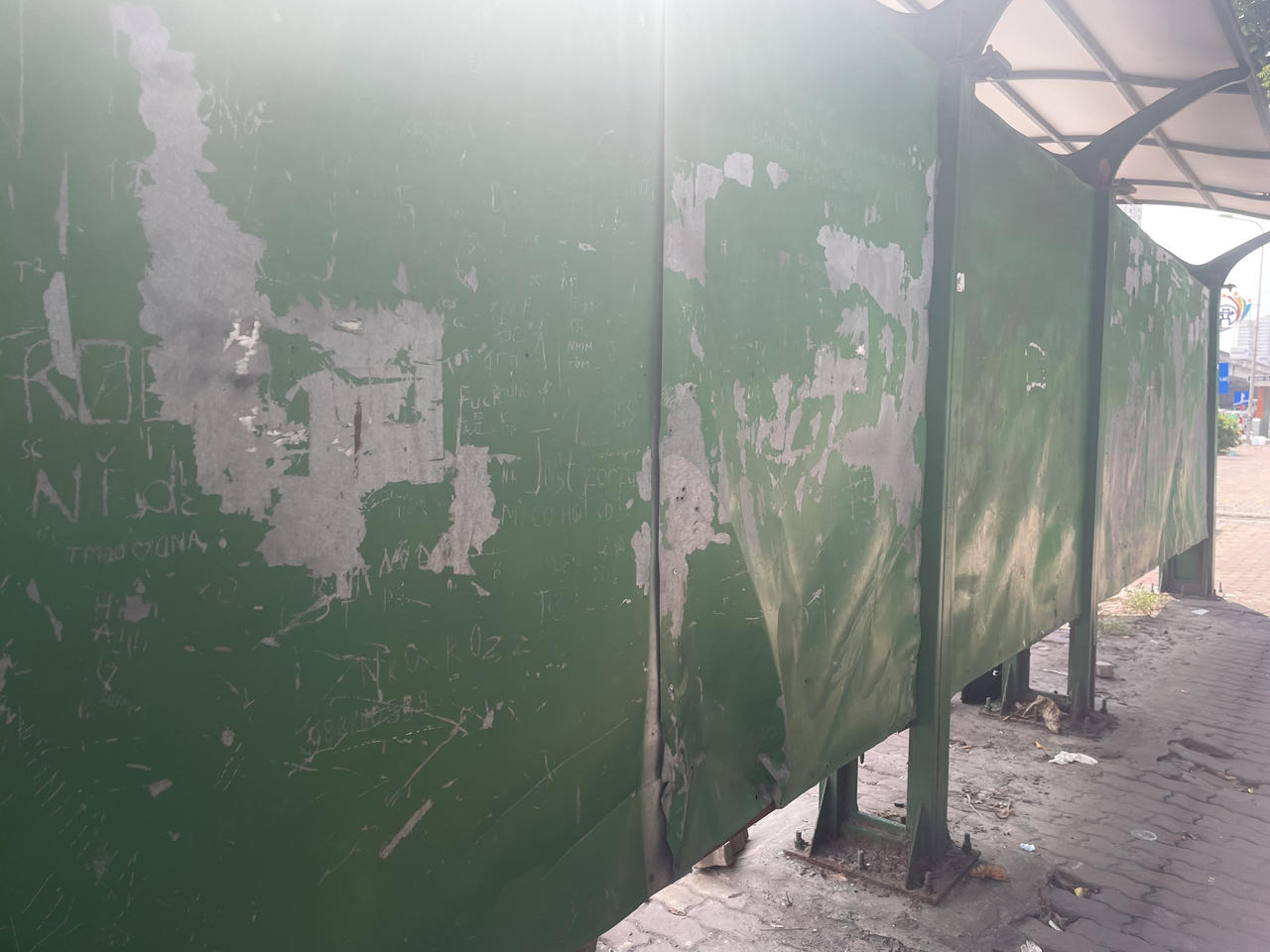 Nhiều nhà chờ xe buýt Hà Nội nhếch nhác, xuống cấp