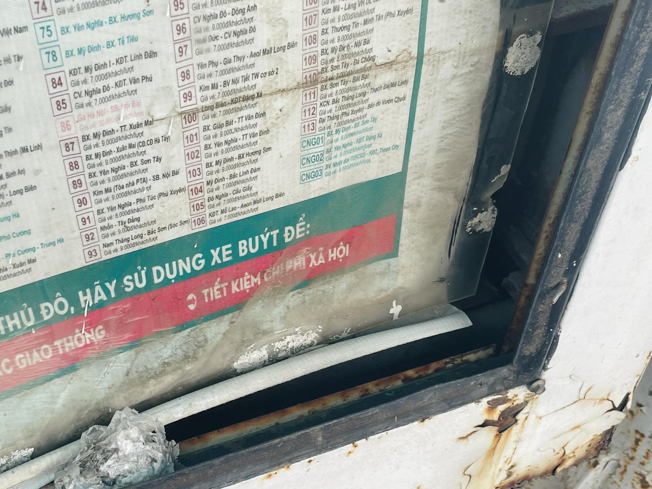 Nhiều nhà chờ xe buýt Hà Nội nhếch nhác, xuống cấp