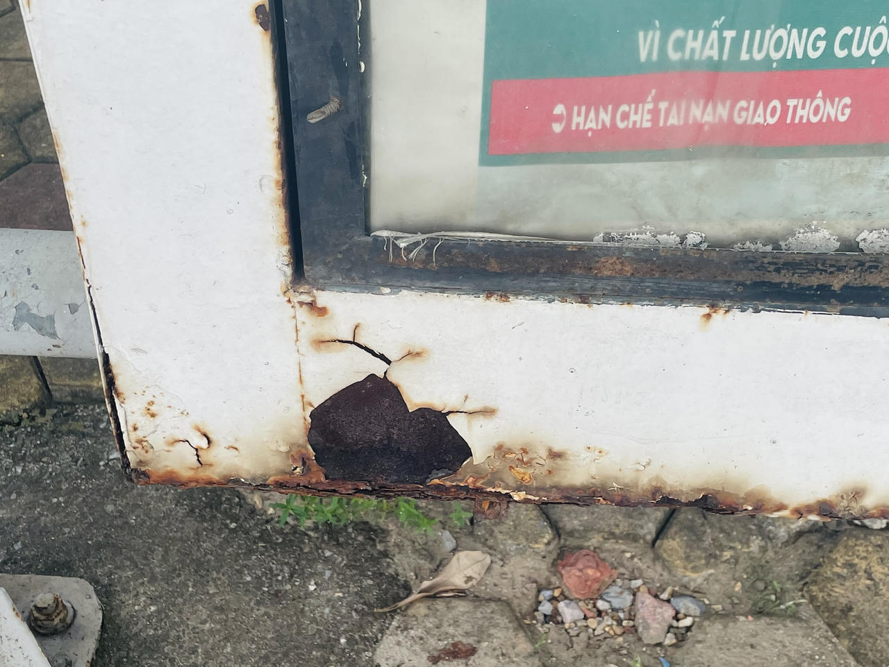 Nhiều nhà chờ xe buýt Hà Nội nhếch nhác, xuống cấp