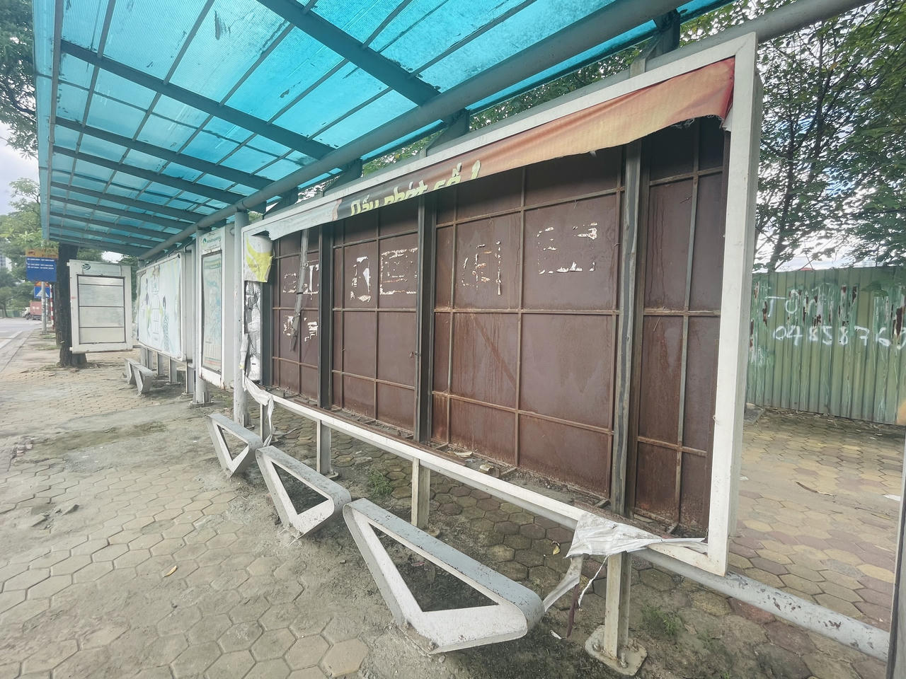 Nhiều nhà chờ xe buýt Hà Nội nhếch nhác, xuống cấp