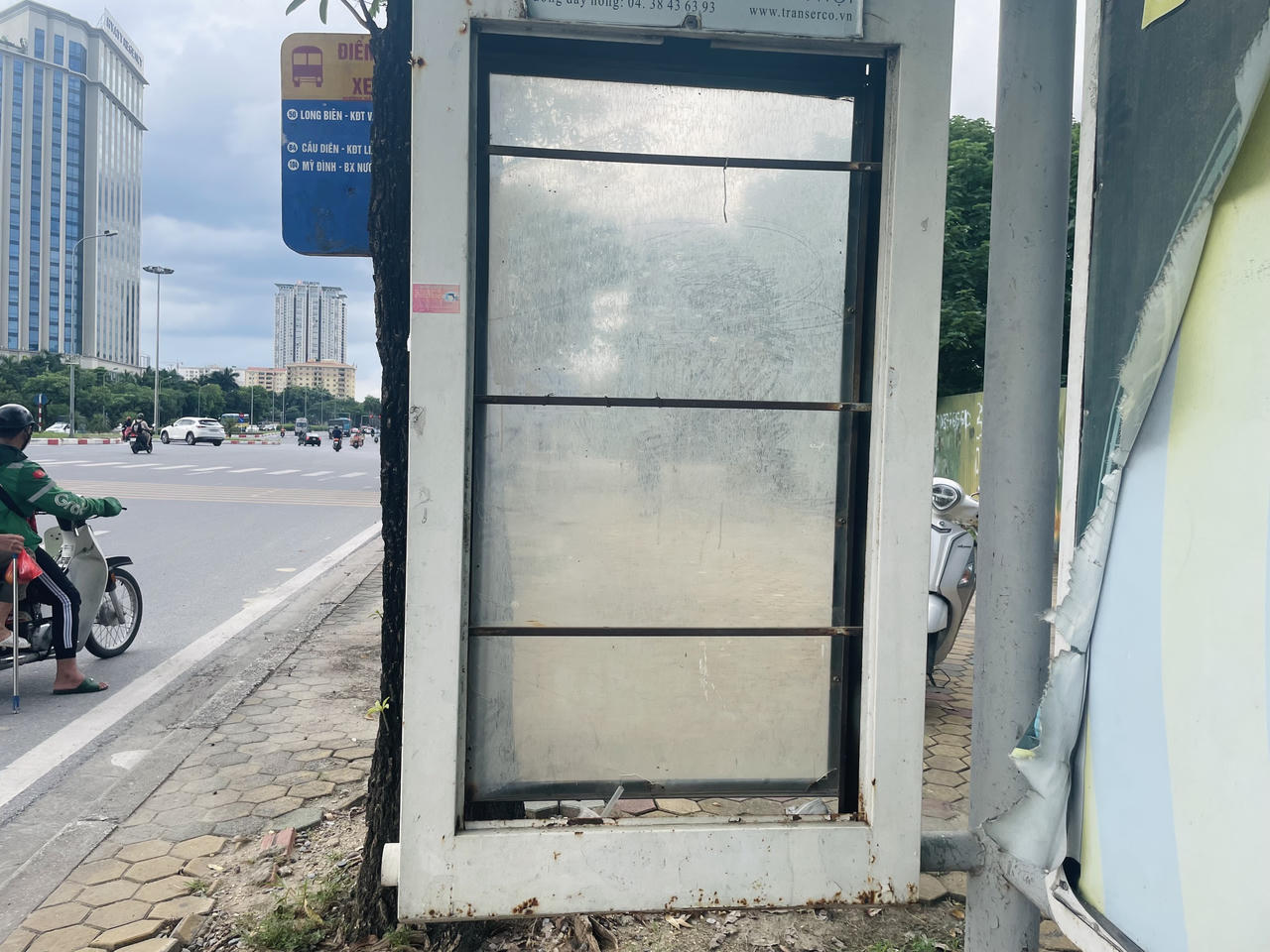 Nhiều nhà chờ xe buýt Hà Nội nhếch nhác, xuống cấp