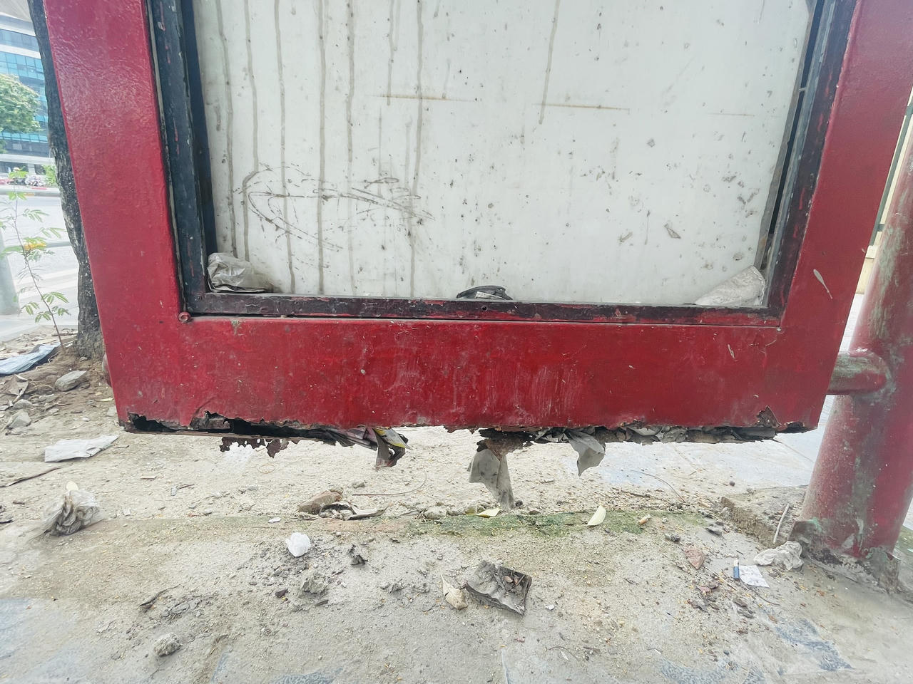 Nhiều nhà chờ xe buýt Hà Nội nhếch nhác, xuống cấp