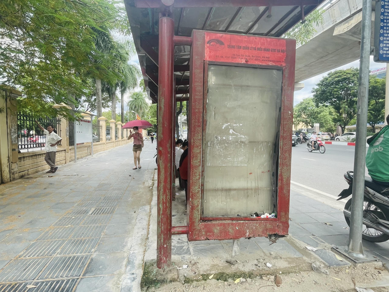 Nhiều nhà chờ xe buýt Hà Nội nhếch nhác, xuống cấp