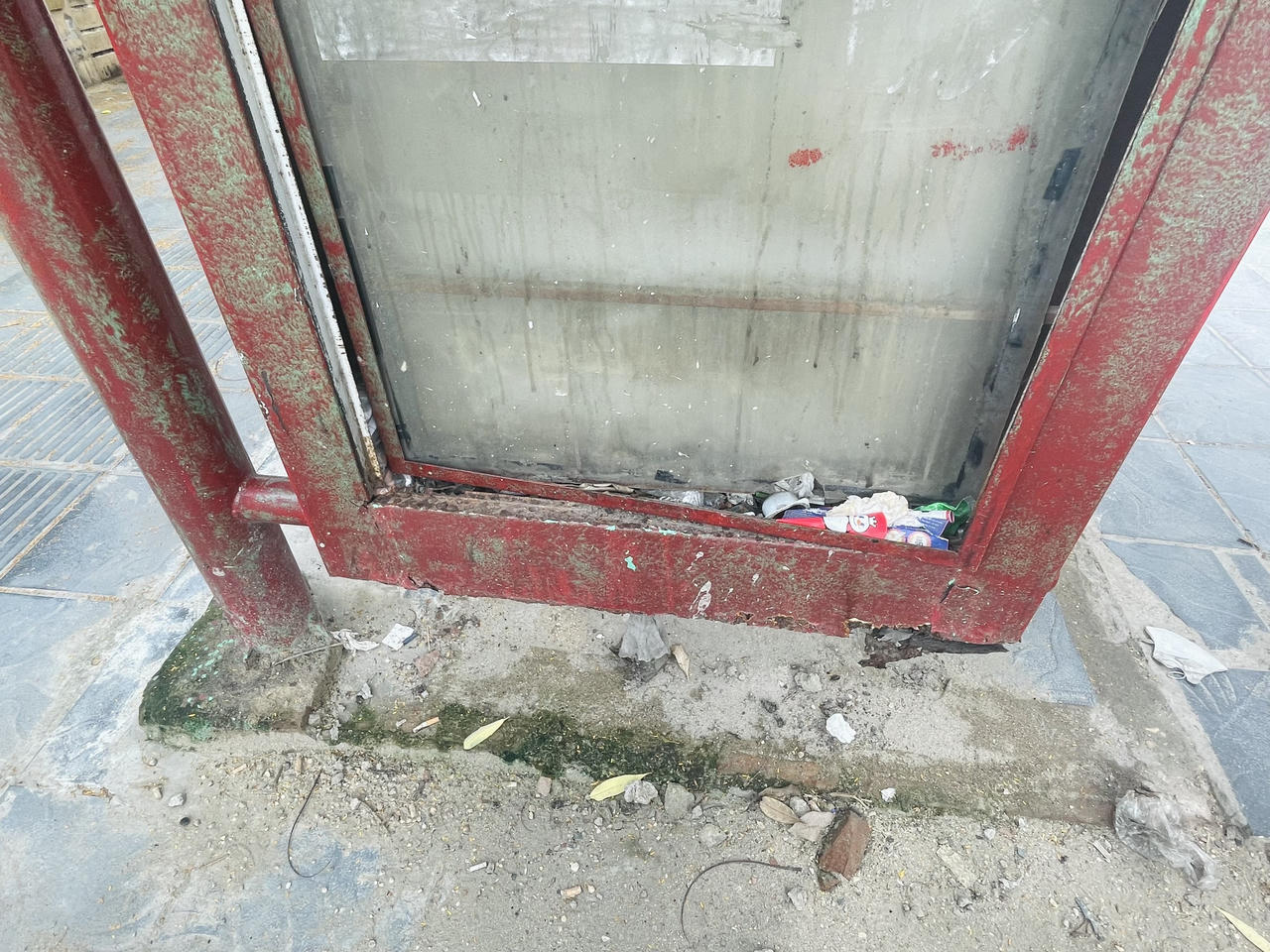 Nhiều nhà chờ xe buýt Hà Nội nhếch nhác, xuống cấp